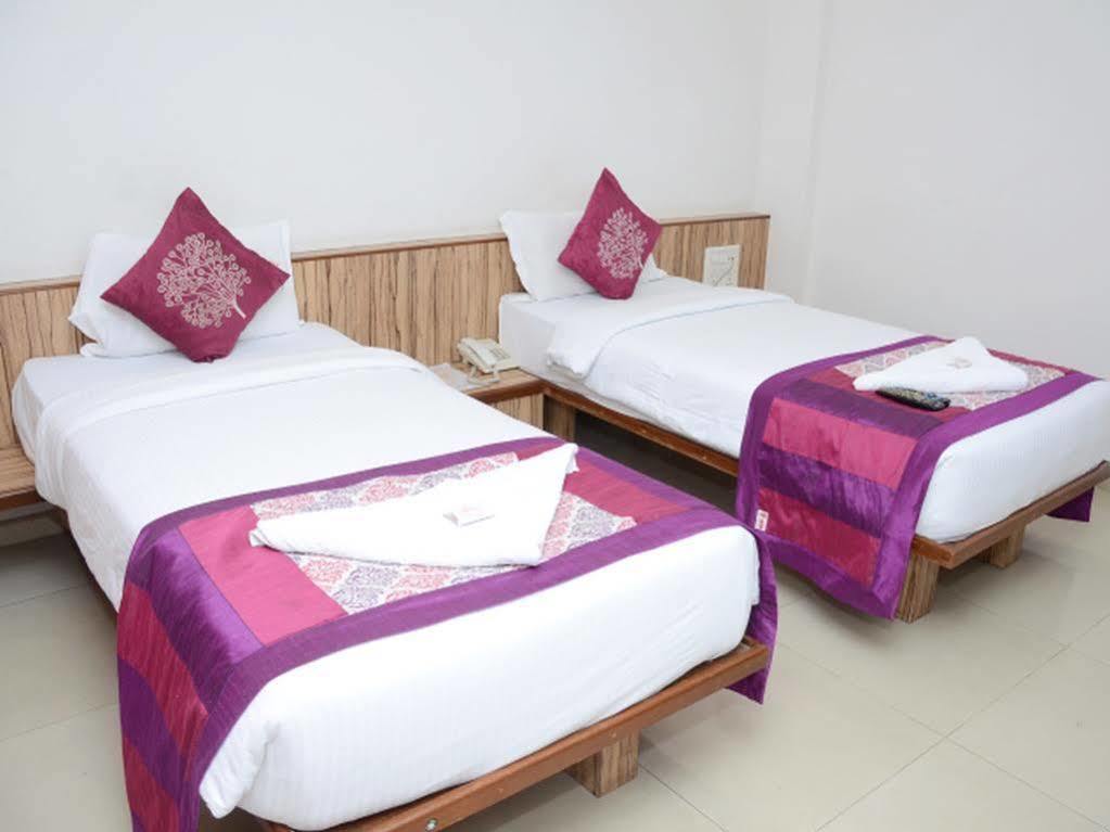 Oyo 24197 Saptaruchi Hotel Pimpri-Chinchwad ภายนอก รูปภาพ